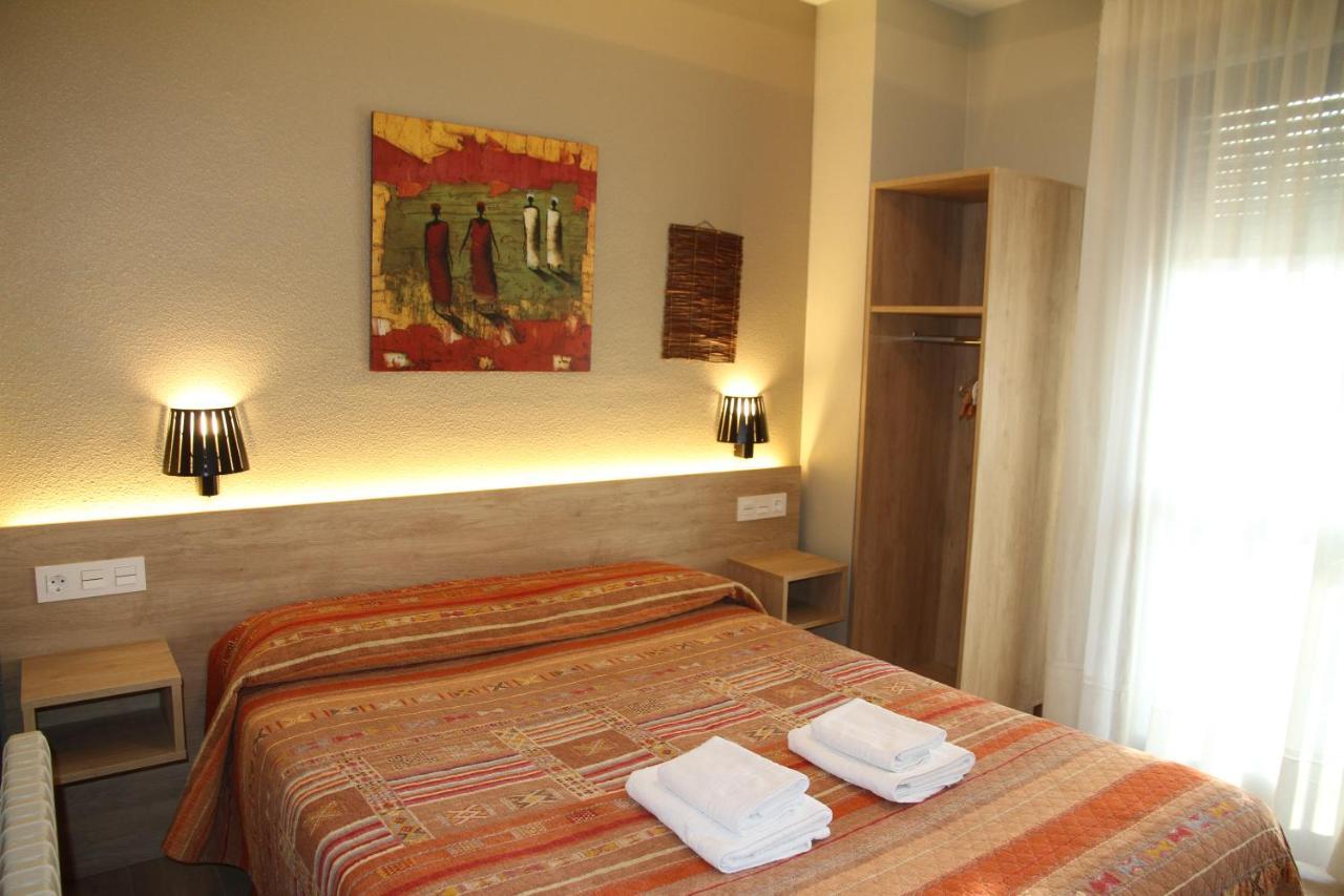 فندق هوستال أسيلا بنبلونة المظهر الخارجي الصورة A room at the hotel