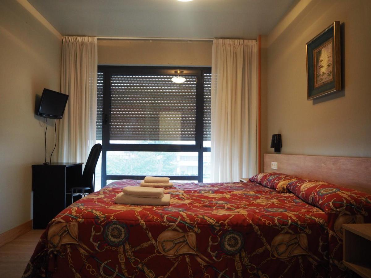 فندق هوستال أسيلا بنبلونة المظهر الخارجي الصورة A room at the hotel