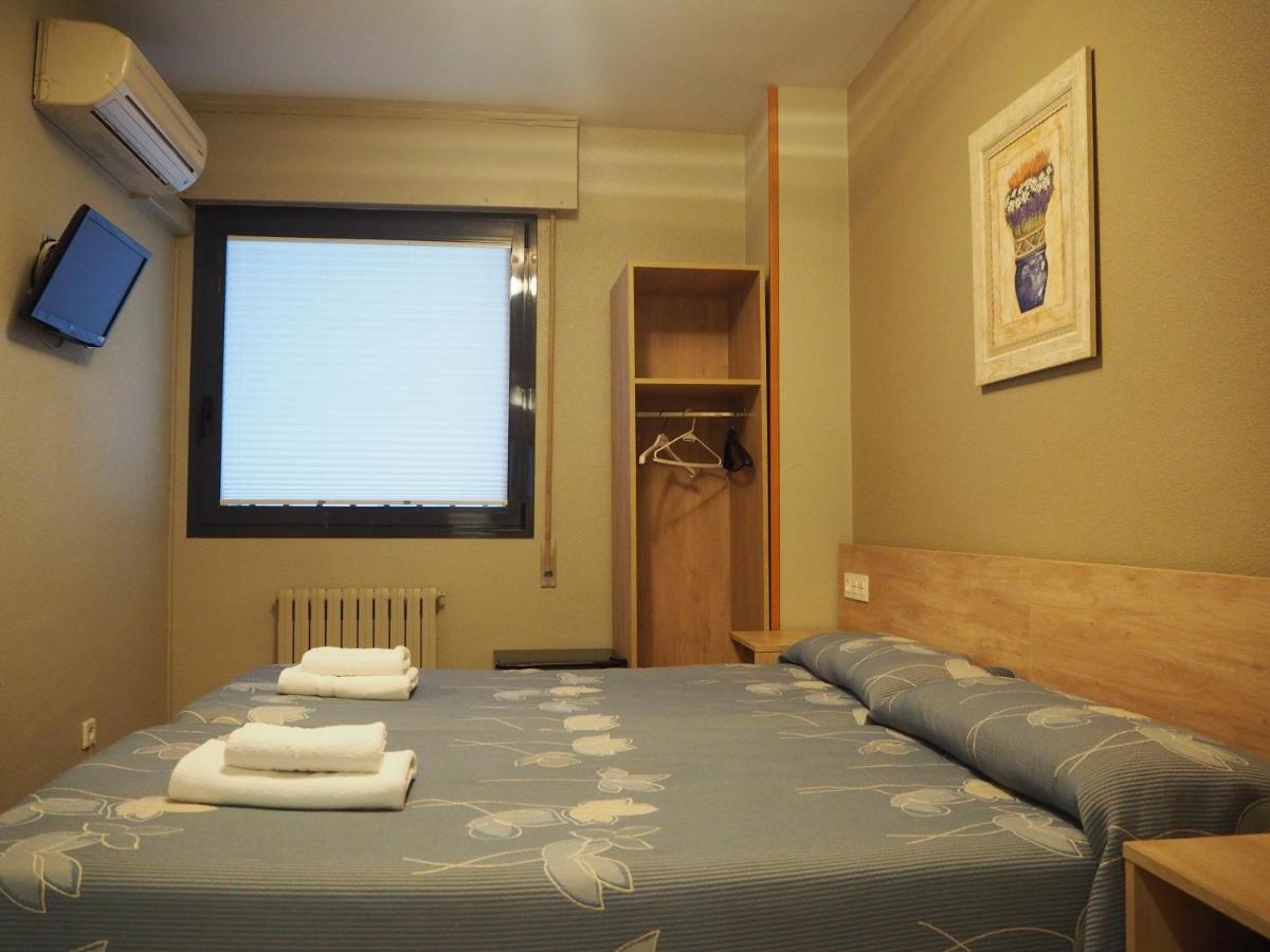 فندق هوستال أسيلا بنبلونة المظهر الخارجي الصورة A room at the hotel