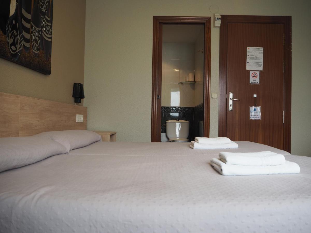 فندق هوستال أسيلا بنبلونة المظهر الخارجي الصورة A room at the hotel