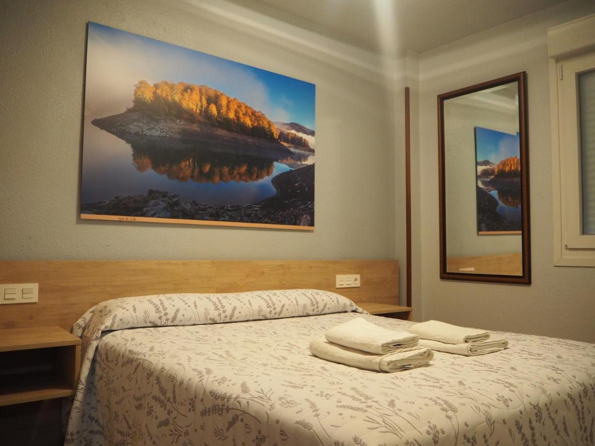 فندق هوستال أسيلا بنبلونة المظهر الخارجي الصورة A room at the hotel