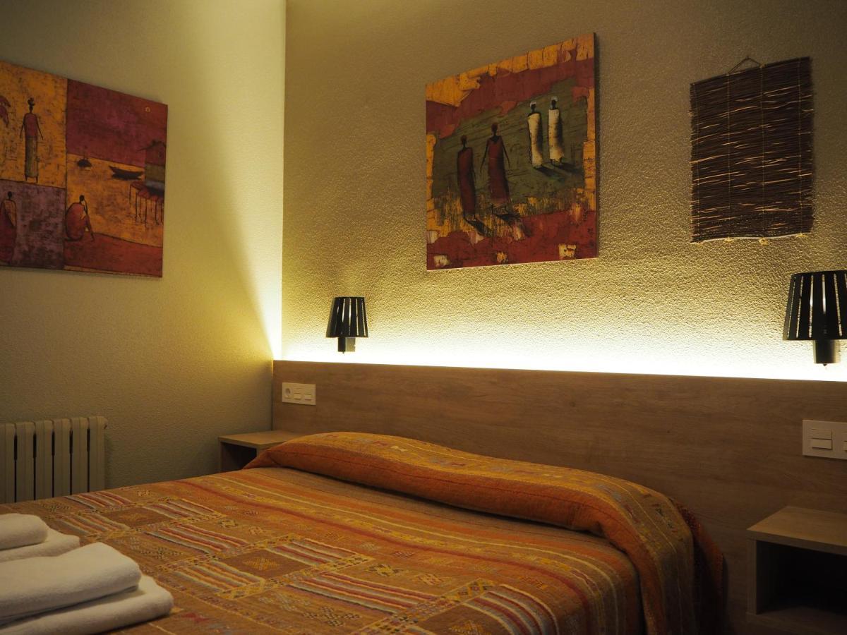 فندق هوستال أسيلا بنبلونة المظهر الخارجي الصورة A room at the hotel