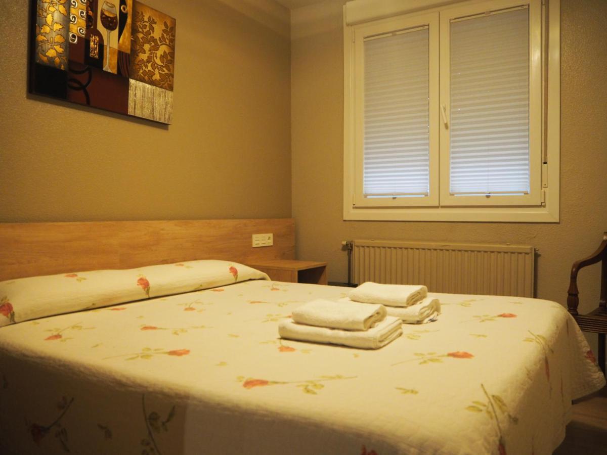فندق هوستال أسيلا بنبلونة المظهر الخارجي الصورة A guest room at the hotel