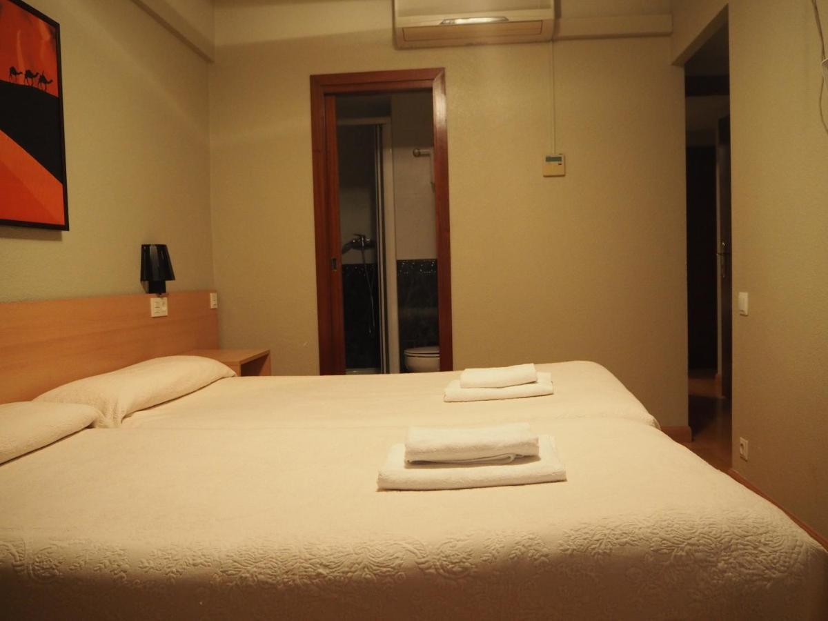 فندق هوستال أسيلا بنبلونة المظهر الخارجي الصورة A room at the hotel