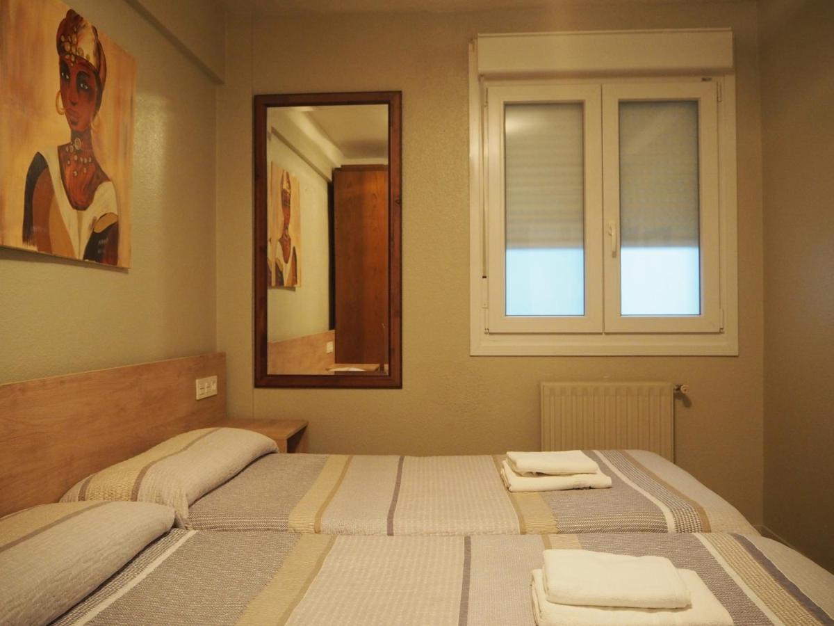فندق هوستال أسيلا بنبلونة المظهر الخارجي الصورة A room at the hotel