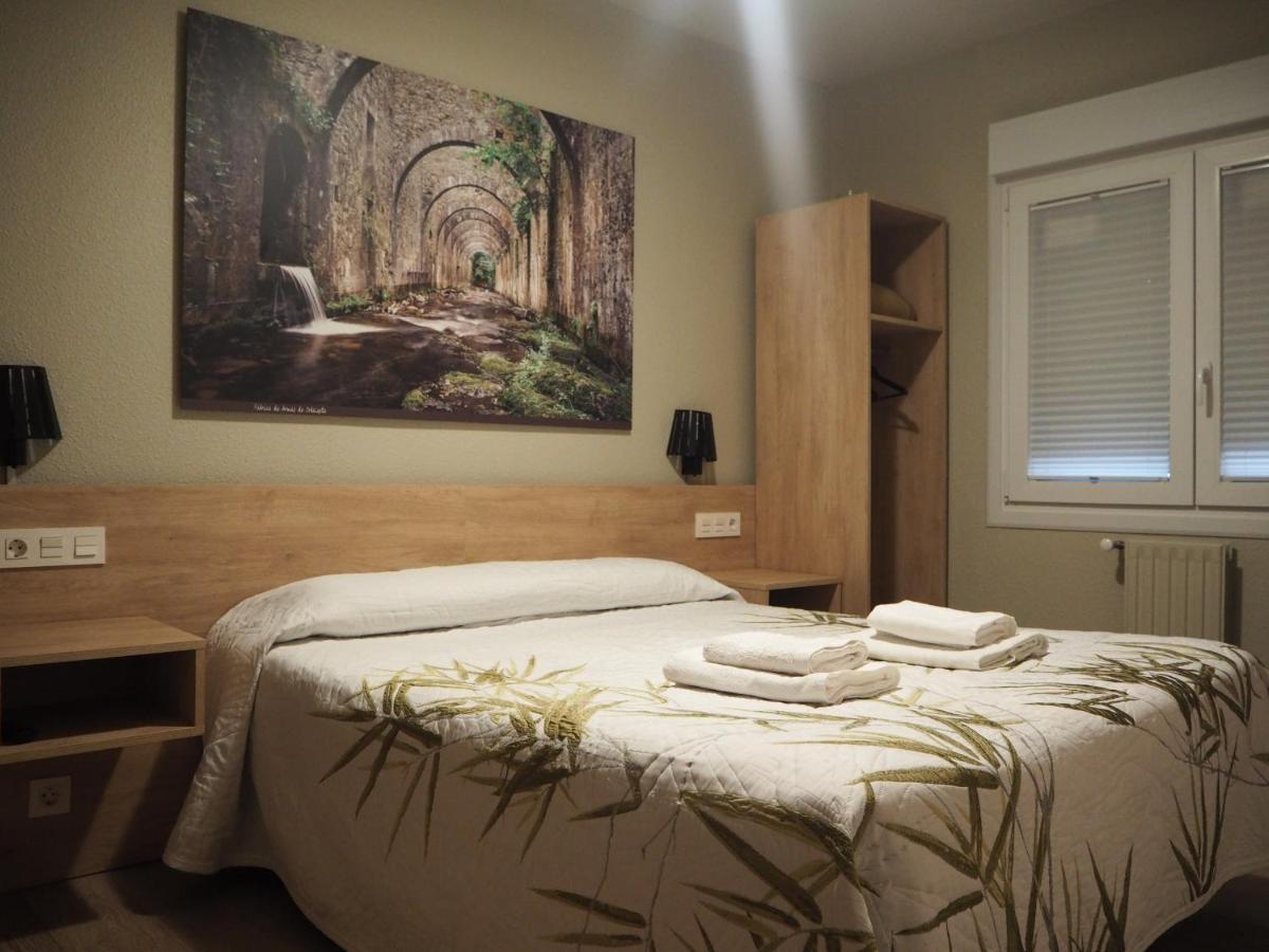 فندق هوستال أسيلا بنبلونة المظهر الخارجي الصورة A bedroom in a hotel