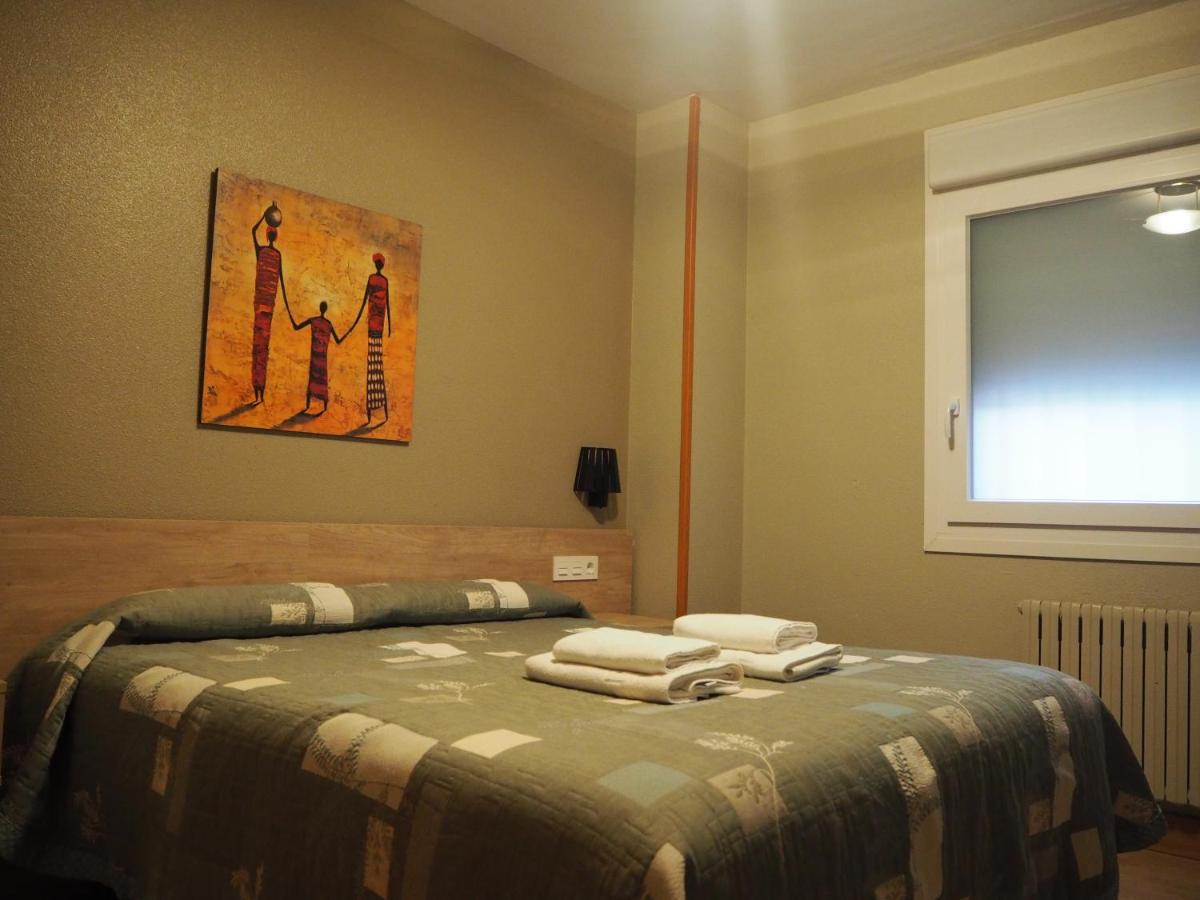 فندق هوستال أسيلا بنبلونة المظهر الخارجي الصورة A bedroom in a hotel