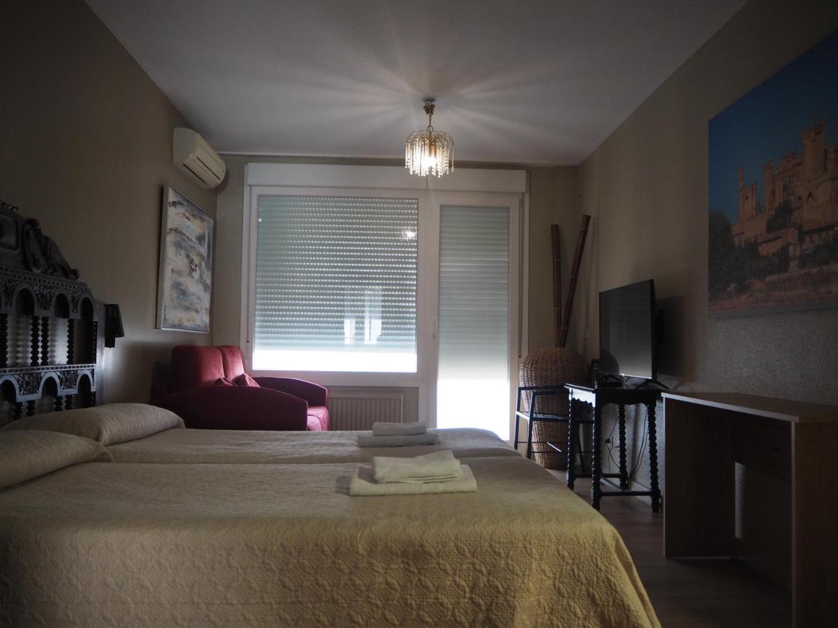 فندق هوستال أسيلا بنبلونة المظهر الخارجي الصورة A room at the hotel
