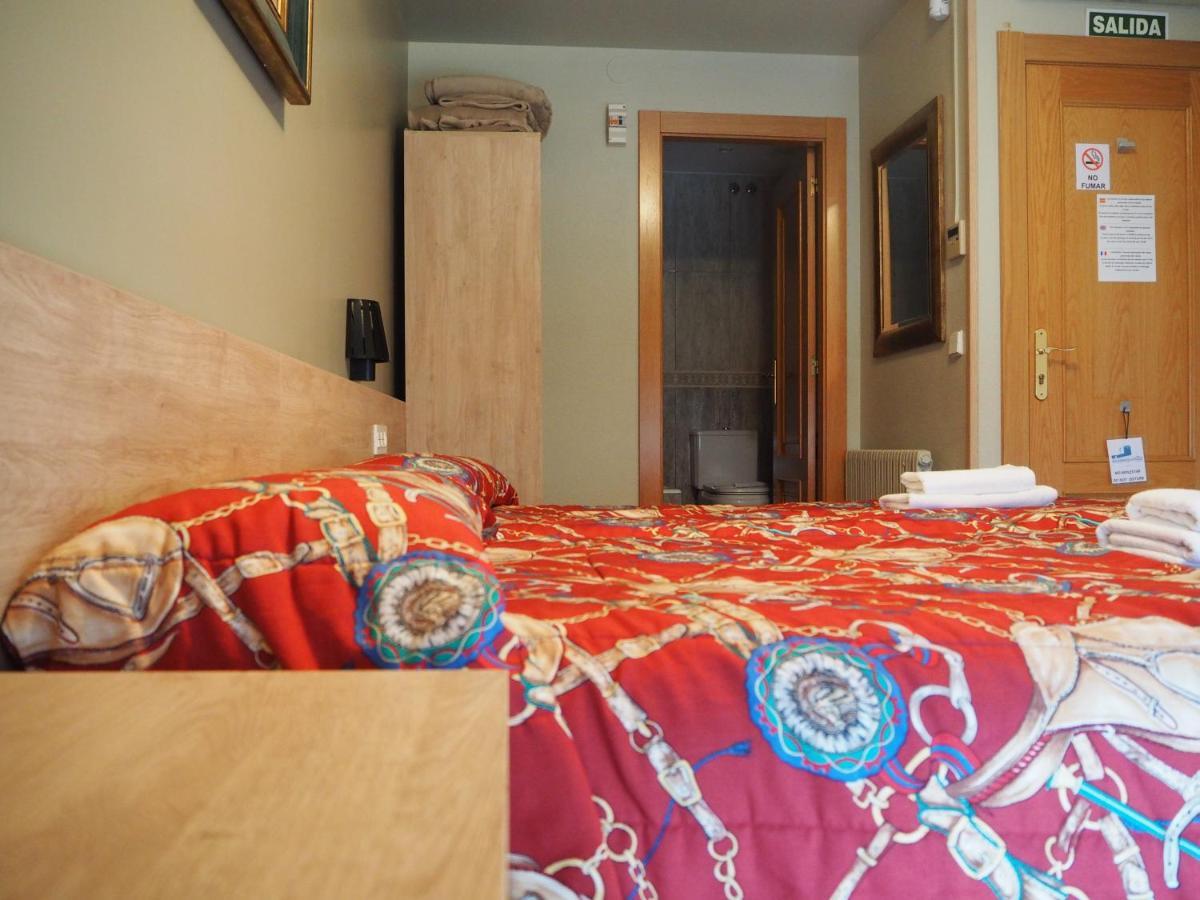 فندق هوستال أسيلا بنبلونة المظهر الخارجي الصورة A typical room at the hostel