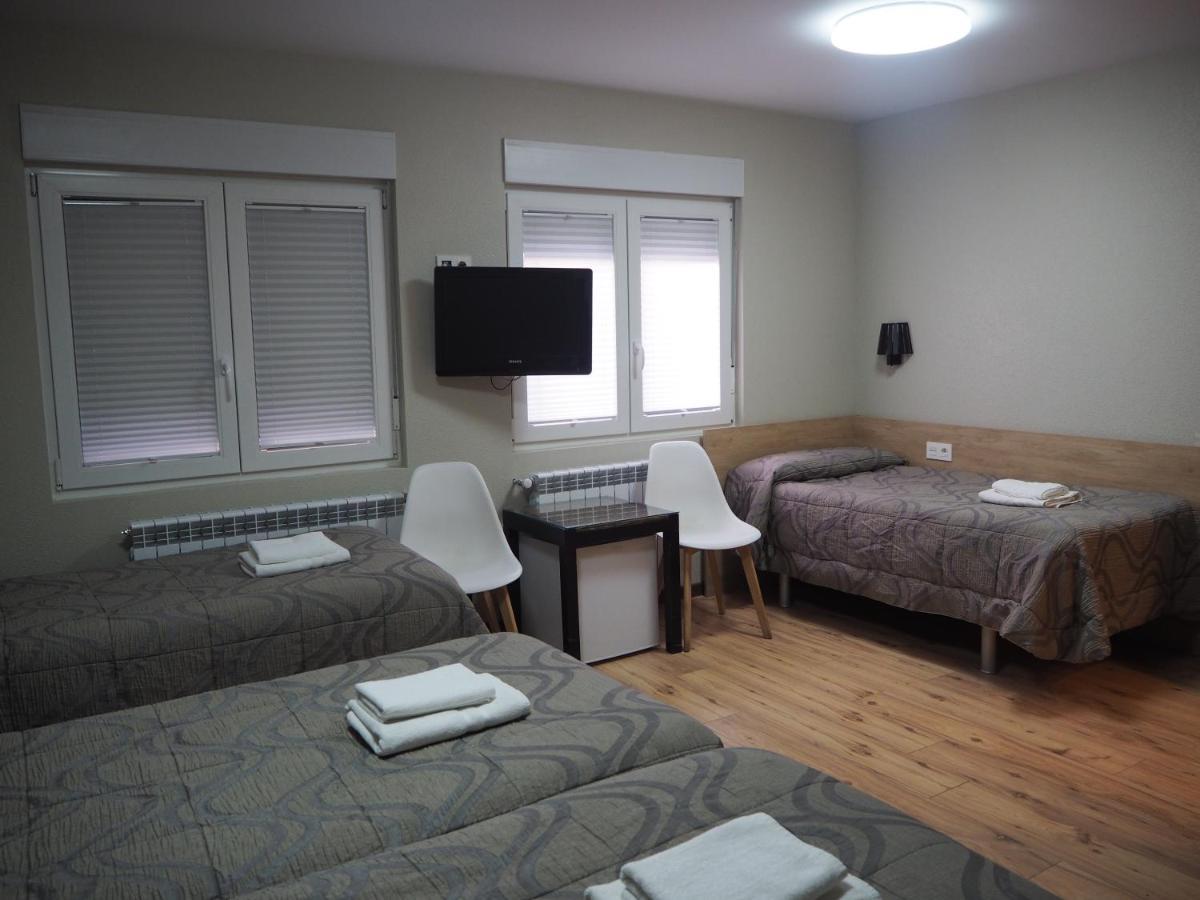 فندق هوستال أسيلا بنبلونة المظهر الخارجي الصورة A room at the Albergue de Peregrinos de Compostela