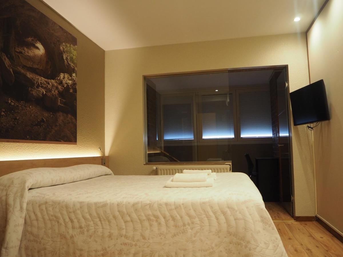 فندق هوستال أسيلا بنبلونة المظهر الخارجي الصورة A room at the hotel