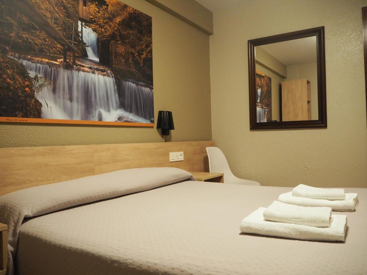 فندق هوستال أسيلا بنبلونة المظهر الخارجي الصورة A room at the hotel