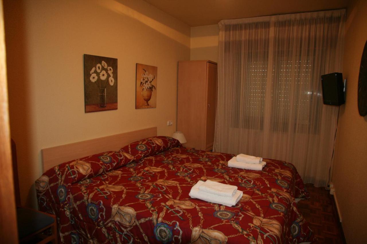 فندق هوستال أسيلا بنبلونة الغرفة الصورة A typical room at the hotel