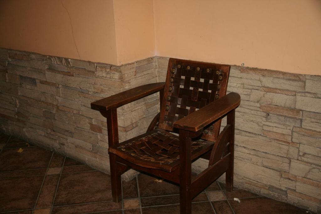 فندق هوستال أسيلا بنبلونة المظهر الخارجي الصورة The chair used by the victims