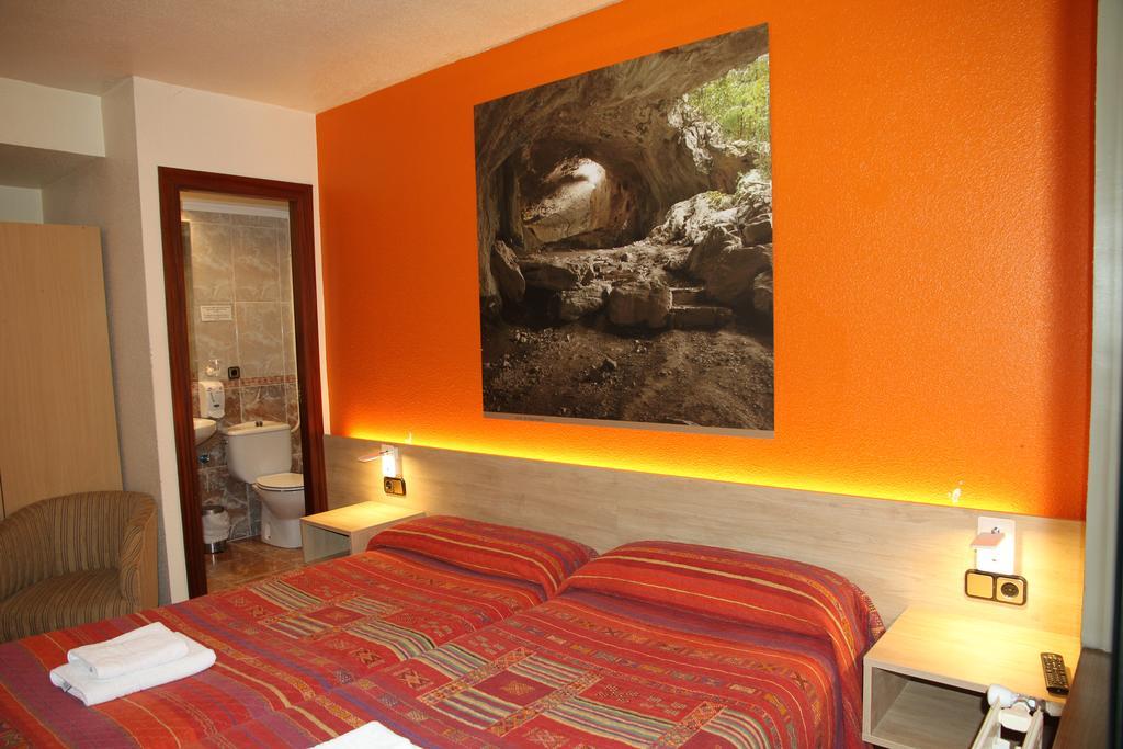 فندق هوستال أسيلا بنبلونة المظهر الخارجي الصورة A room at the hotel