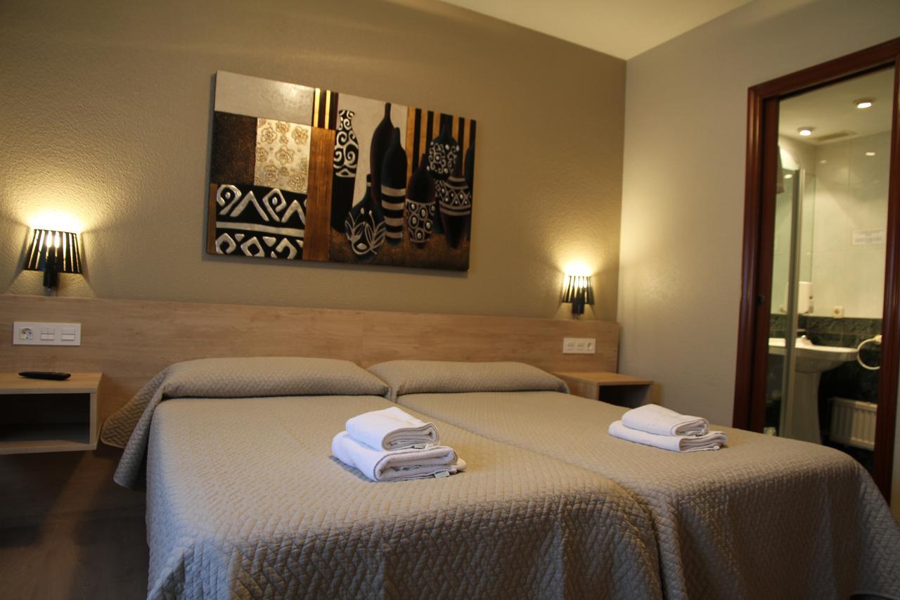 فندق هوستال أسيلا بنبلونة المظهر الخارجي الصورة A room at the hotel