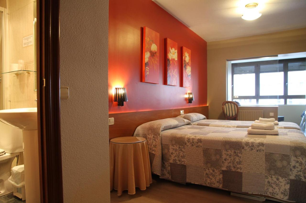 فندق هوستال أسيلا بنبلونة المظهر الخارجي الصورة A room at the hotel