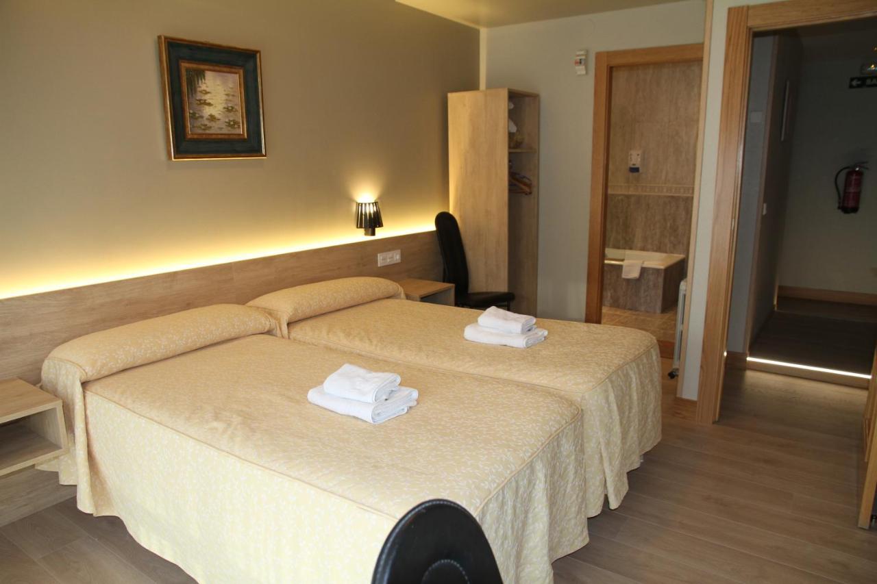 فندق هوستال أسيلا بنبلونة المظهر الخارجي الصورة A room at the hotel